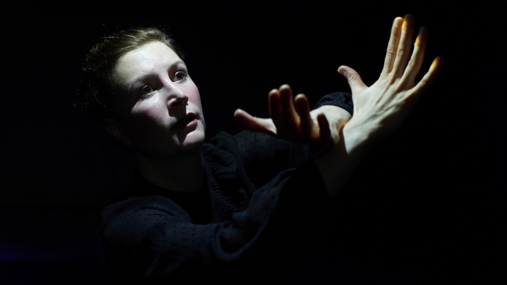 Introjektion, Physical Theatre, Modern Mime, Contemporay Puppetry, miriam flick art
